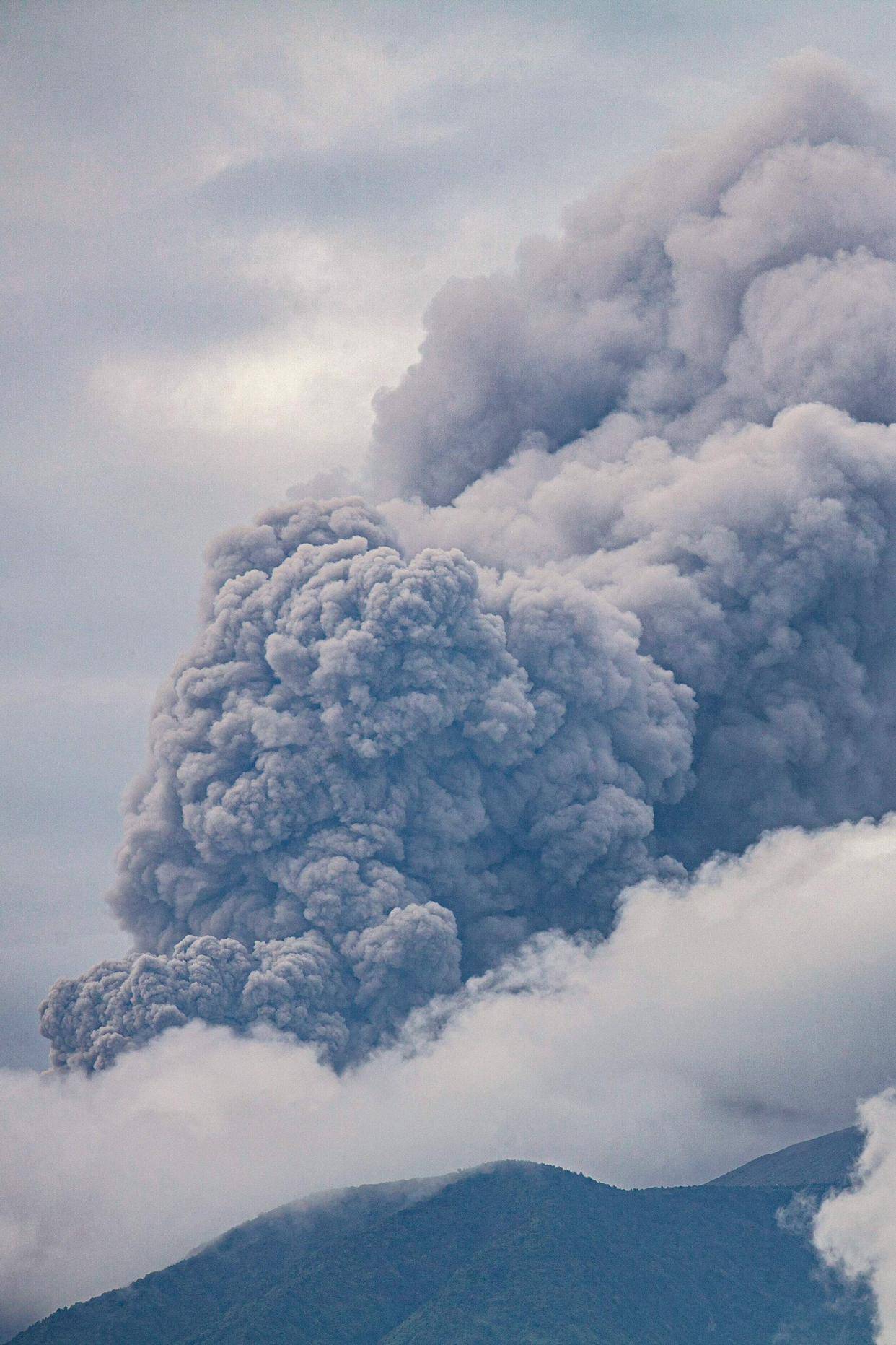 印尼马拉皮火山喷发