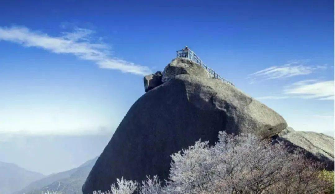 观赏地址:猫儿山景区天空的深邃蓝而天空的蓝,则是冬天这场盛宴的背景