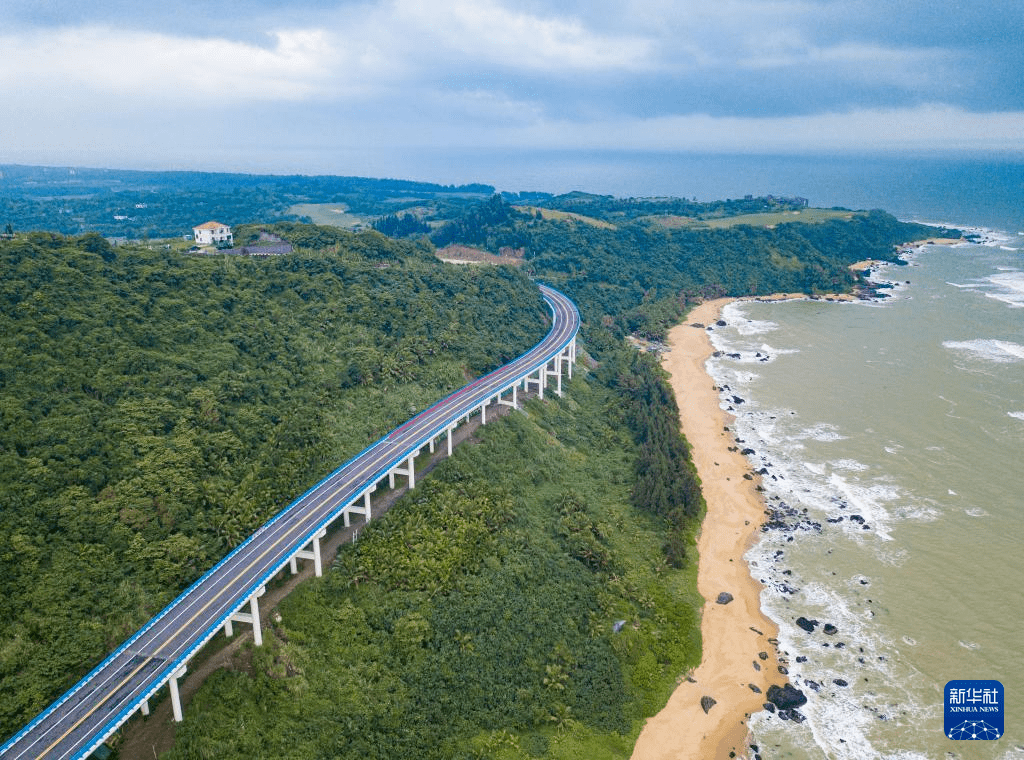 央媒看万宁 | 海南环岛旅游公路万宁段：山海相伴 路在画中