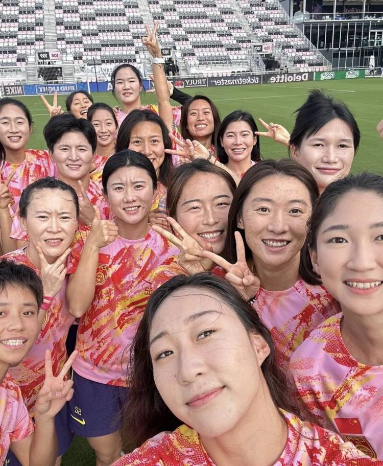 中国女足国脚王妍雯晒赴美拉练照:享受迈阿密的阳光_照片_中美_半场