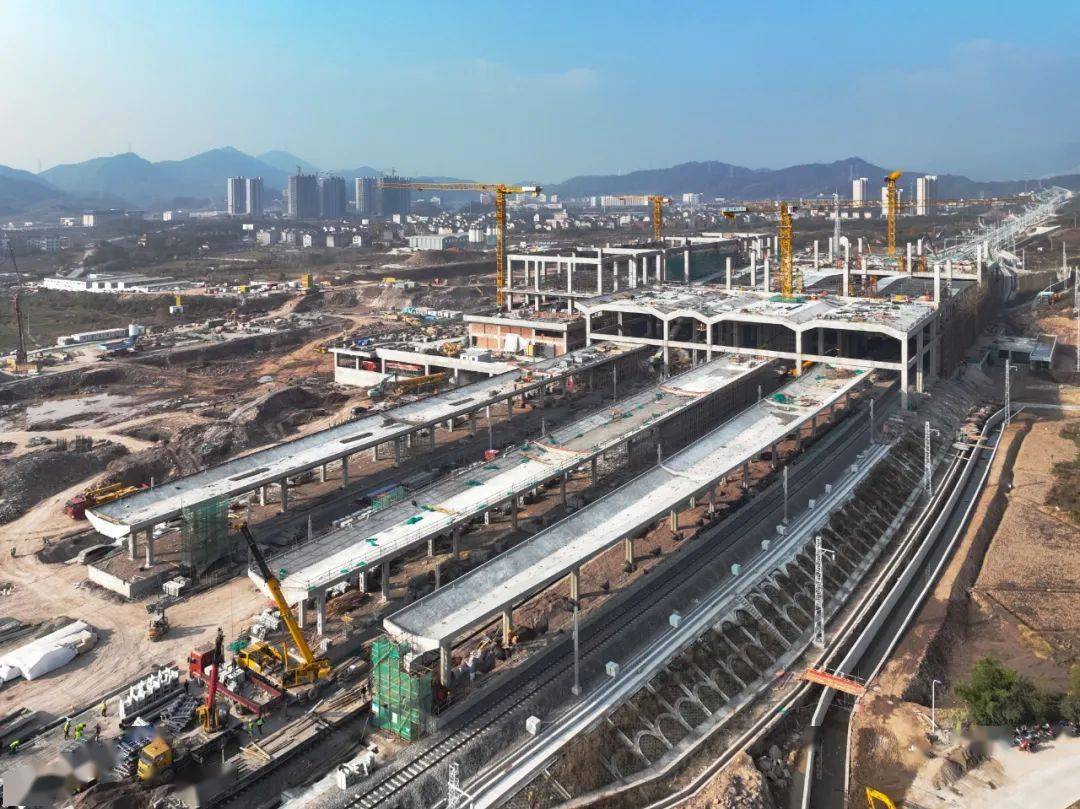 这个县级市首座高铁站封顶_横店_站房_建设