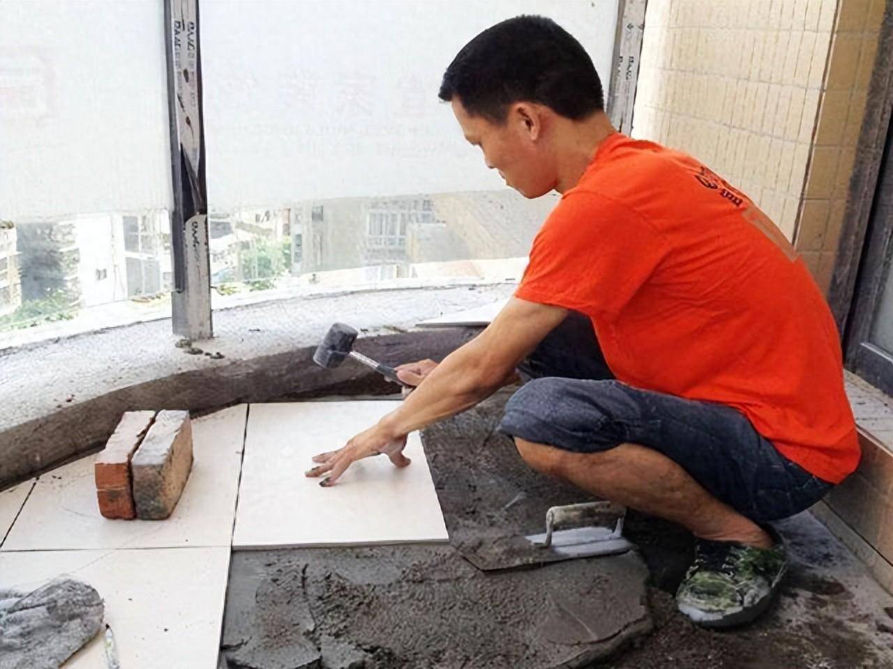阳台贴瓷砖,渐渐淡出人们视野了,是真的被淘汰了吗?原因很现实_地砖_问题_窗台
