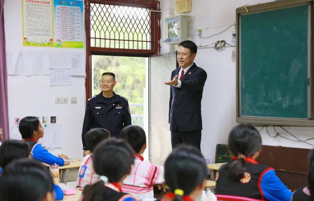 呂輝和基諾鄉中心小學校長鄒鵬圍繞學校發展建設和未成年人保護工作