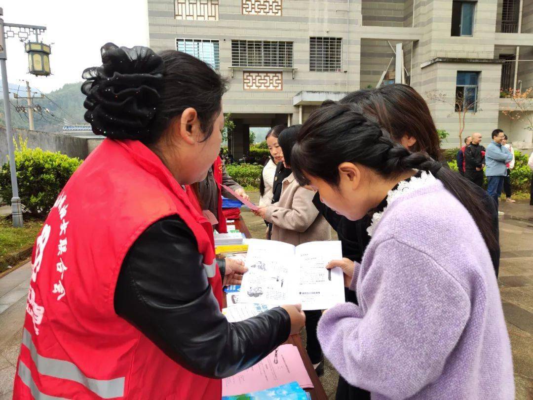 加強法治教育治平畲族鄉治平畲族鄉婦聯積極開展憲法宣傳進村入戶活動