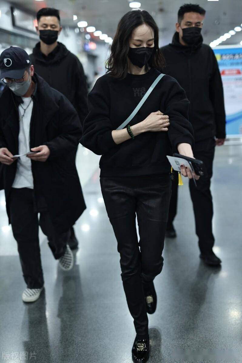 张钧甯身穿黑色卫衣 牛仔裤 乐福鞋 斜挎包时尚休闲