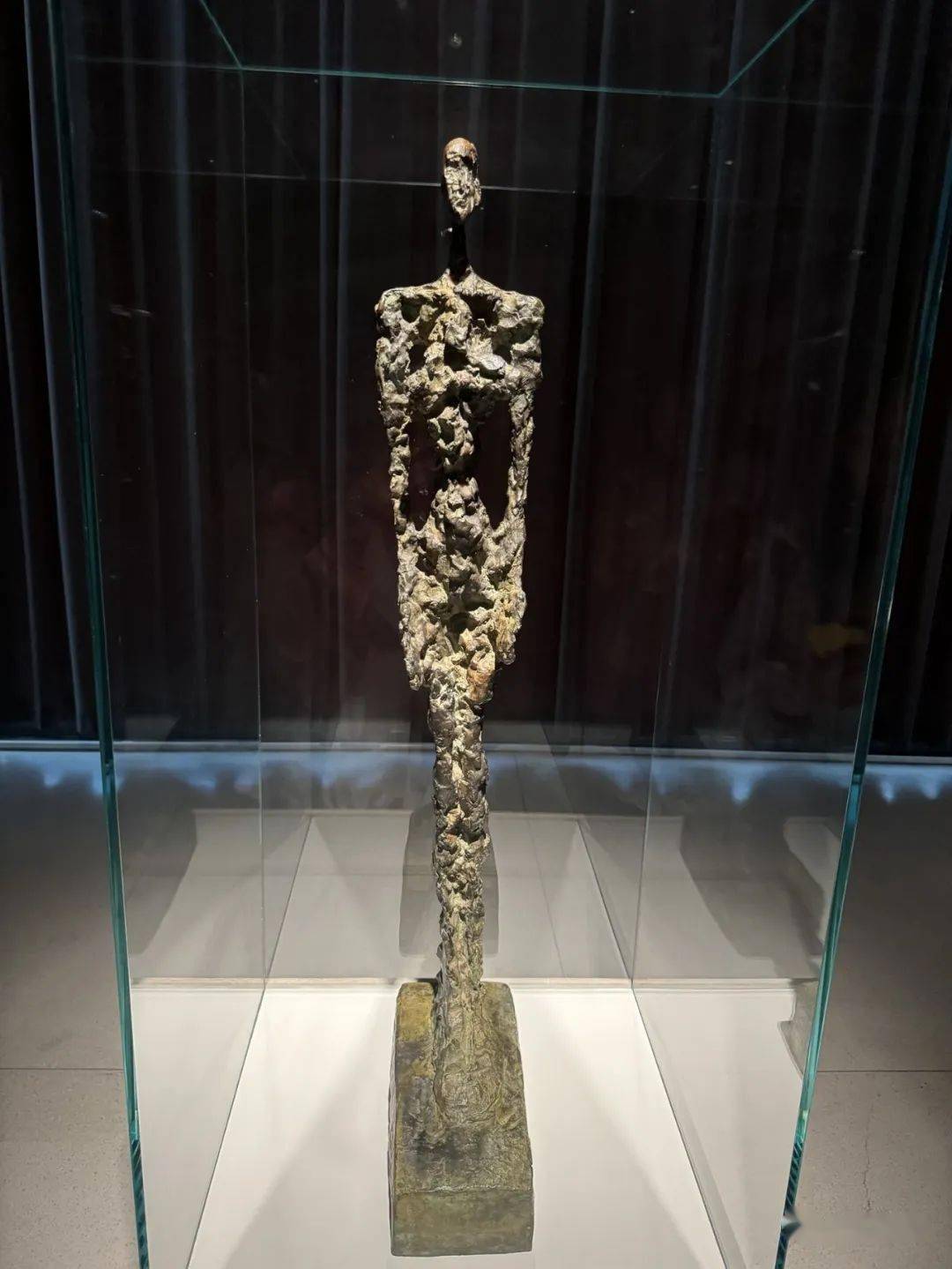 那天对谈前我又去看了眼贾科梅蒂的雕塑,《城市广场ii》和《威尼斯