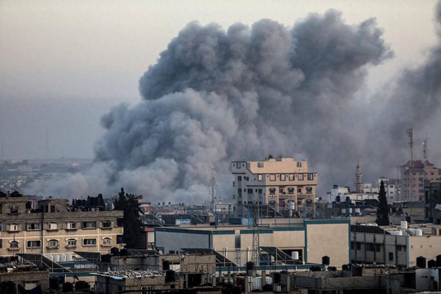 以军空袭加沙地带多家媒体所在大楼_凤凰网视频_凤凰网