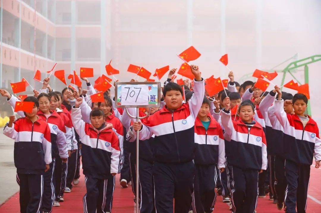 12月5日,金钟第二中学举行"一二·九"运动会开幕式,全校学生以班级为