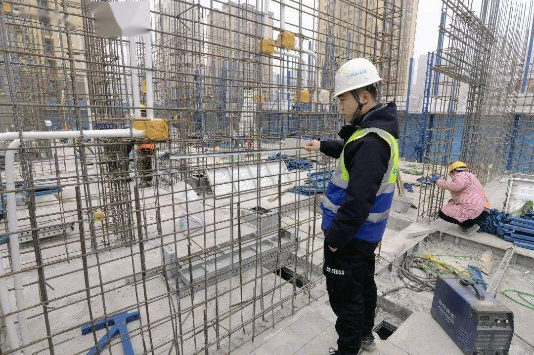 梯子筋应用钢筋绑扎时使用水平,竖向梯子筋控制墙体竖向与水平钢筋的