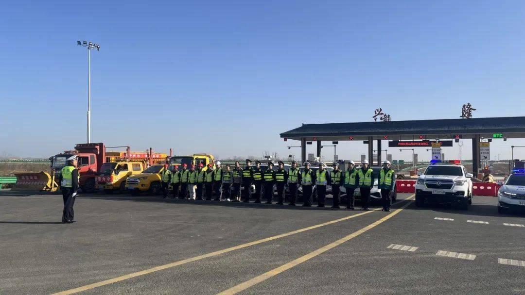 造成人员受伤的事故3辆车在此处发生连环追尾新市收费站出口匝道出现