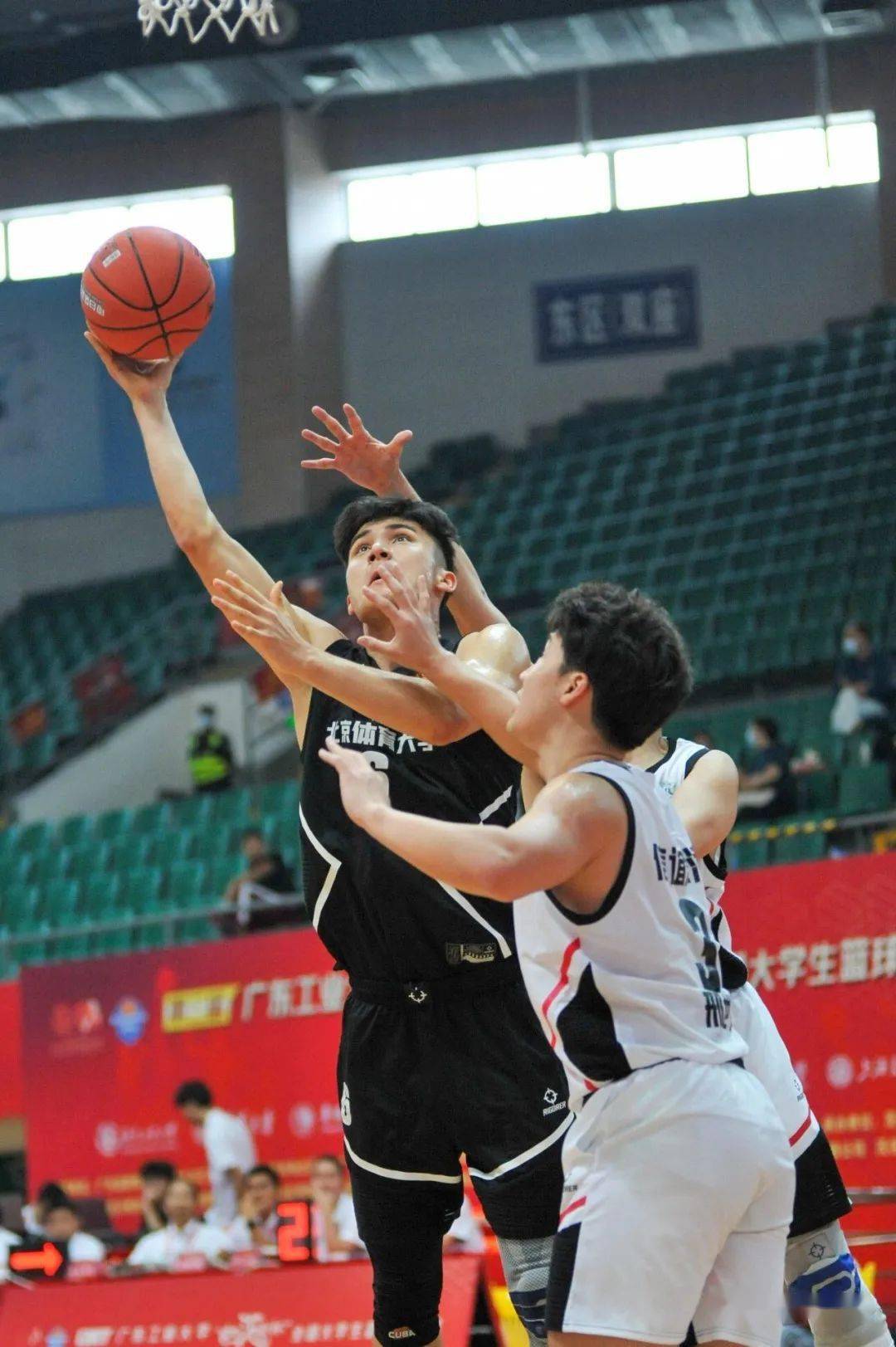 通过激烈的角逐,最终清华大学队夺得冠军,清华大学的6号卢俊被评为最