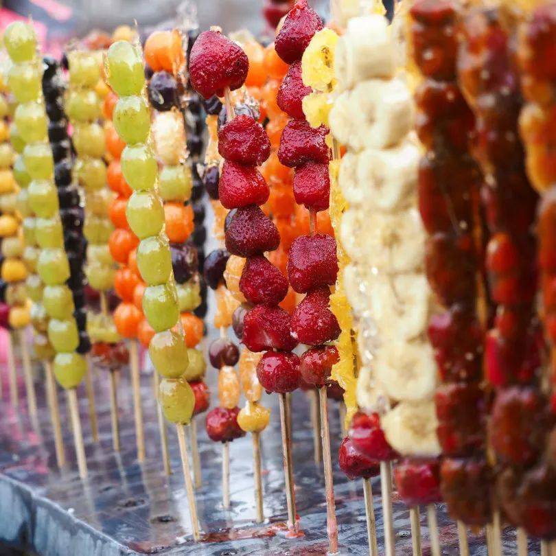 马迭尔冰棍,冰糖葫芦,锅包肉,秋林红肠,大列巴……推荐品尝当地美食