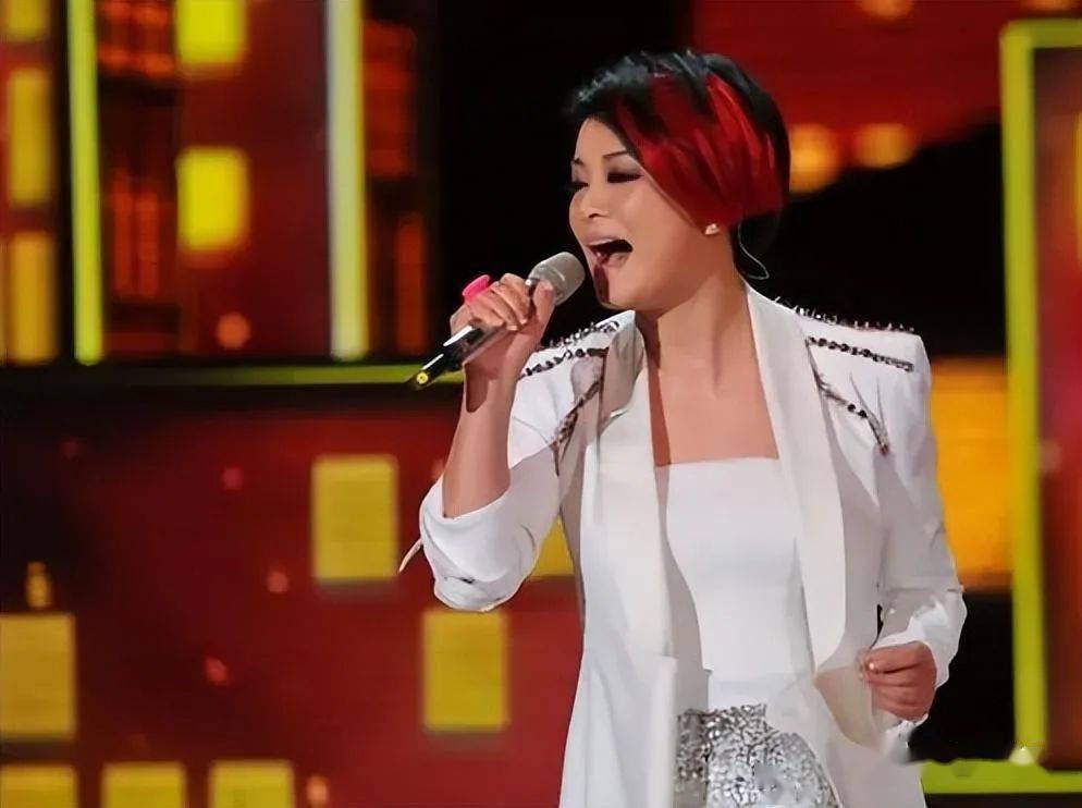 1985年,当时还年轻气盛的毛阿敏发行了她的第一张个人专辑《滚热的