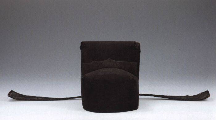 珍珠(蒙古语,满语称"答纳")装饰,及衣物上如云肩通袖膝襕,四团,八团等