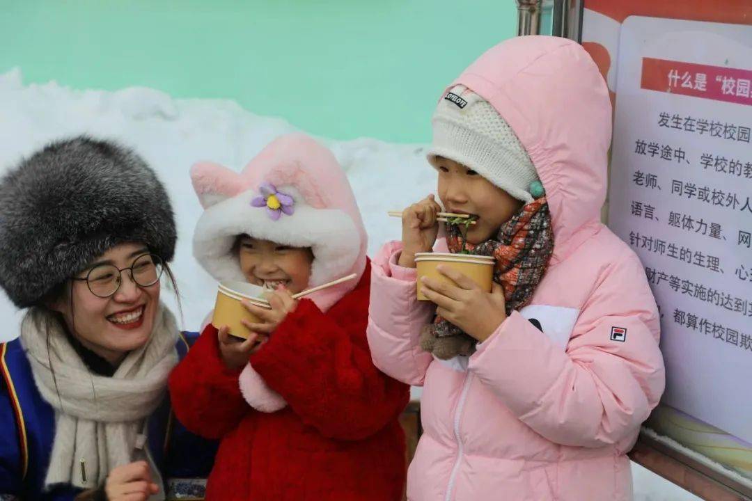 中,所有师幼和家长们共同围绕在篝火旁载歌载舞,海拉尔区民族幼儿园"
