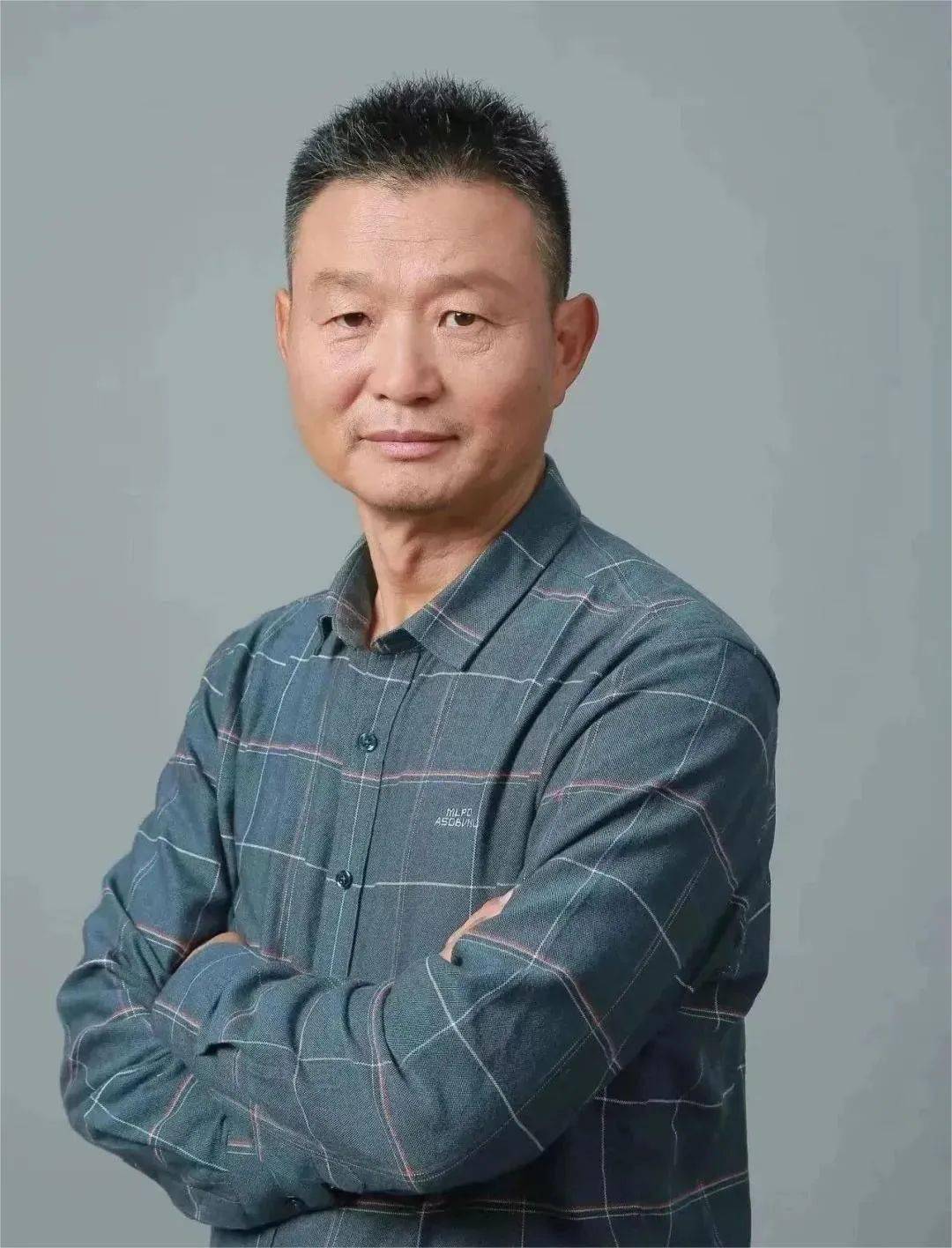 杨正国中国美术家协会会员,云南画院专职画家,国家一级美术师,云南