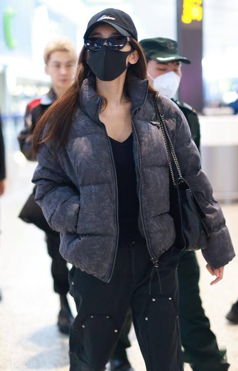 古力娜扎现身上海机场,短款羽绒服时尚酷飒