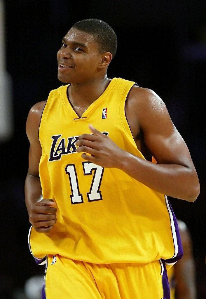 约什-鲍威尔:拜纳姆是湖人队史前5中锋 当他健康时他有统治力_球员