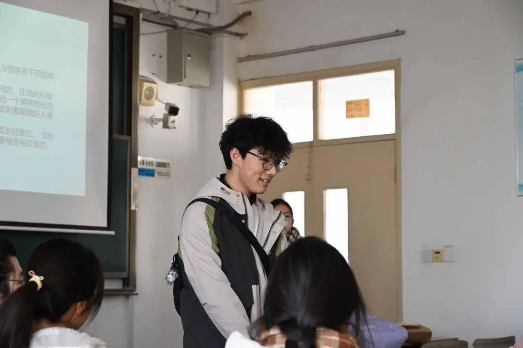 ""吹什么""吹戴眼镜的人" 戴眼镜的同学立即快速起身,交换座位,没有
