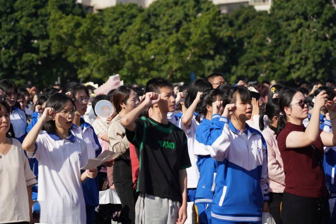 共宣誓,表志向台山一中校领导向高三级每个班各赠送一本《中华人民