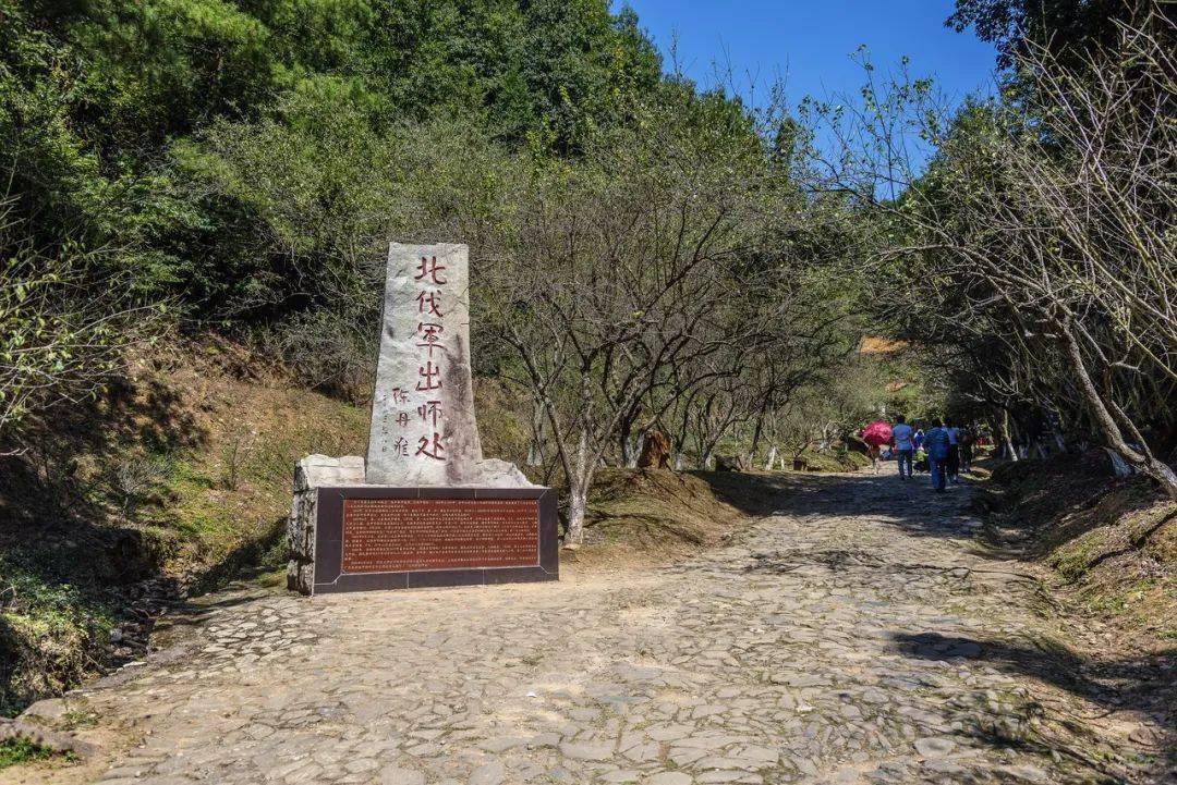 梅关古道北伐军出师处△梅岭山上看江西大余县梅关古道是全国保存得