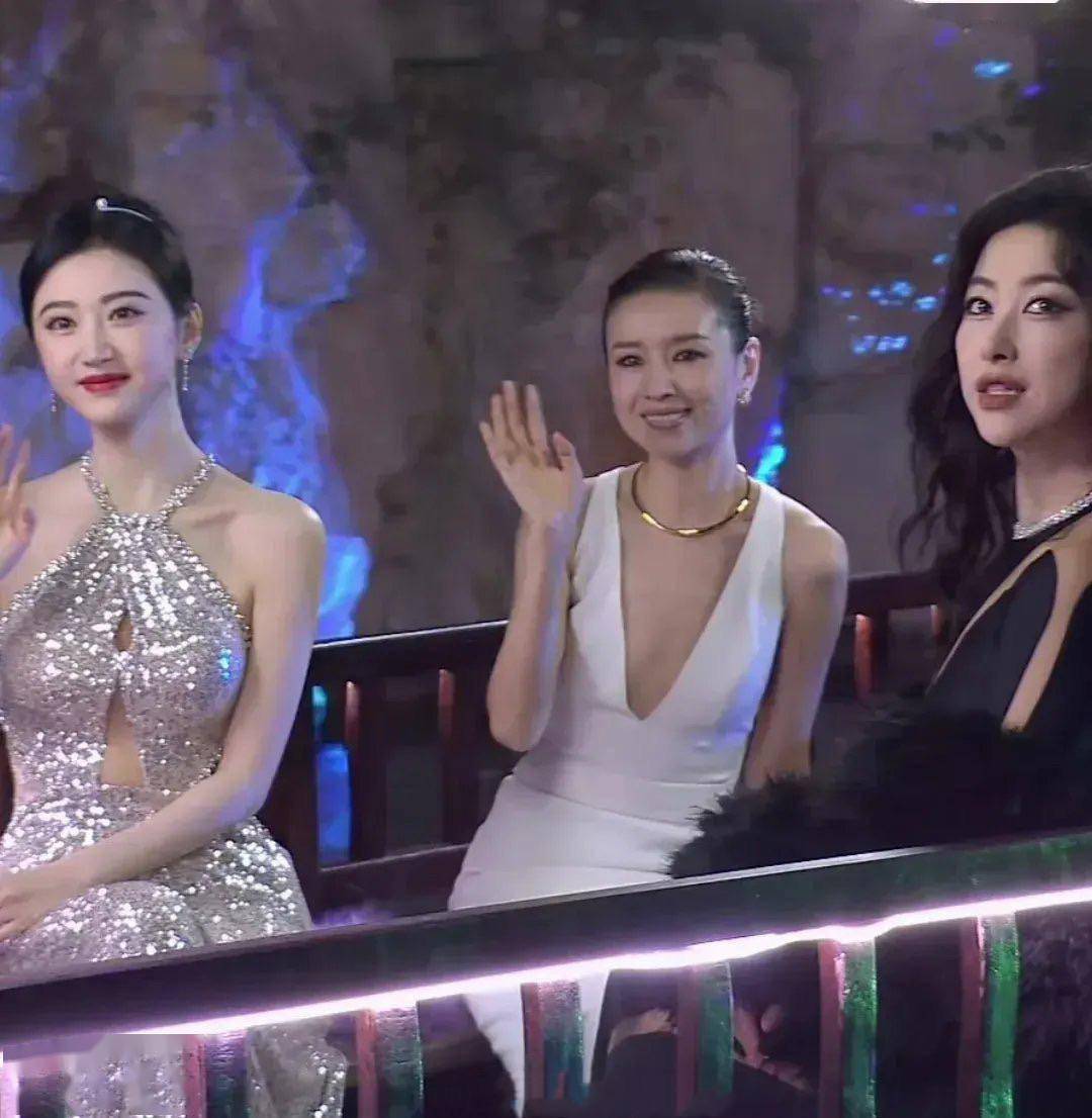 景甜又美出圈了,穿亮片挂脖裙端庄贵气,同框朱珠,董洁也不输