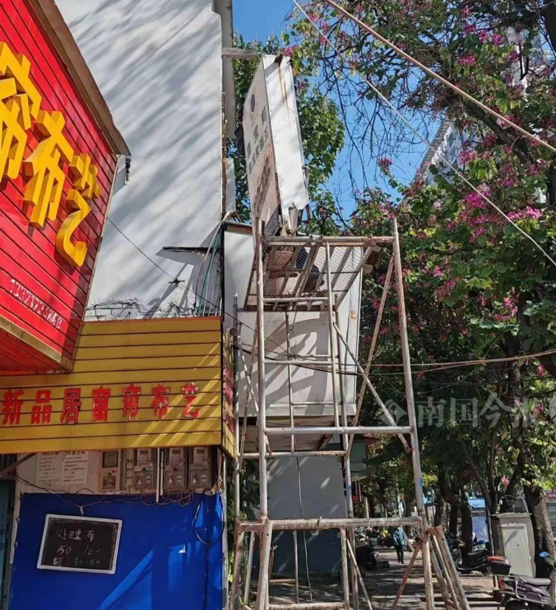 商家撤离留下招牌摇摇欲坠柳州城管及时消除安全隐患