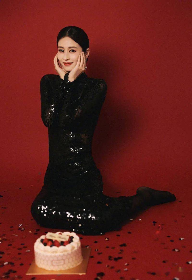 颖儿一袭黑裙 戴王冠嘟嘴卖萌娇俏可人_照片_生日_来源