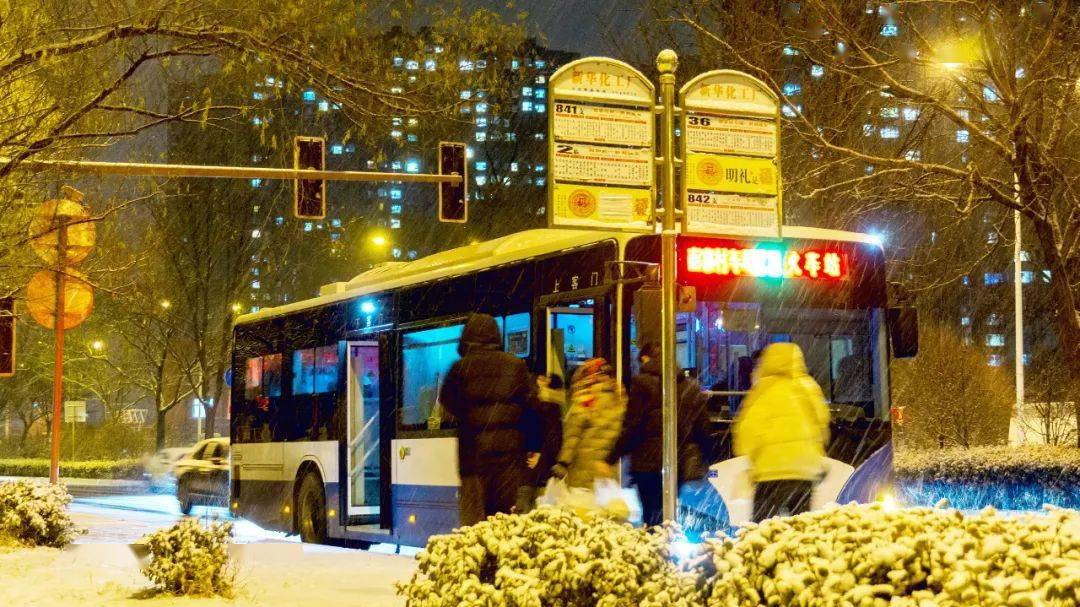 陽泉南山公園▲降雪後環衛工給路面灑融雪劑▲左權縣遼陽街▲太原