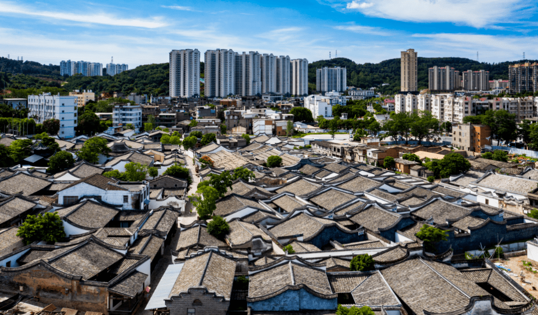 和平街東起東門兜,西至下櫓橋,長約兩華里,自古以來就是城關通往長樂