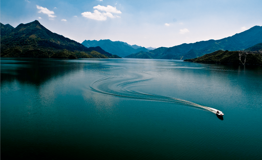 百丈漈-飞云湖风景名胜区地处浙江省南部的文成县境内,集水光山色之