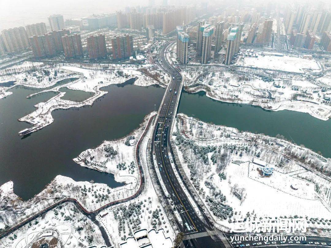 碎碎墜瓊芳紛紛揚揚的一場大雪讓古老的池神廟披上了