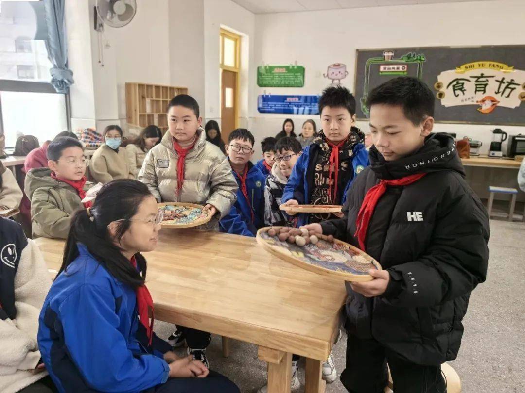 湖州市仁皇山小学 潘敏敏湖州市仁皇山小学的潘敏敏老师为我们带来了