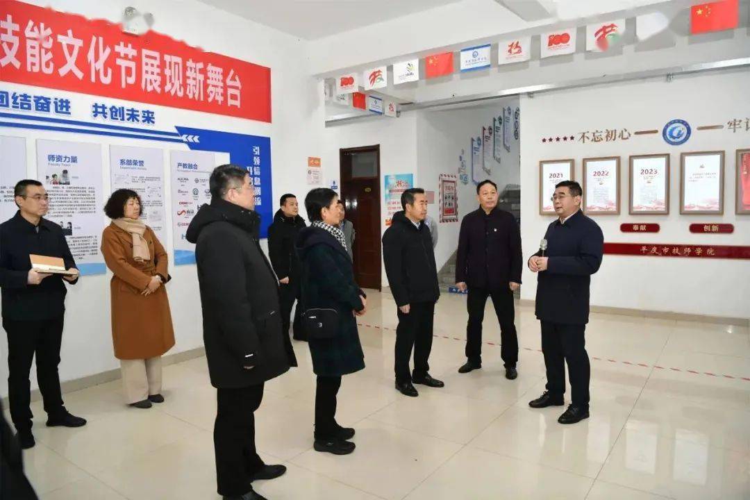 12月14日,青岛市技师学院党委副书记,院长周民书一行到学院考察交流.