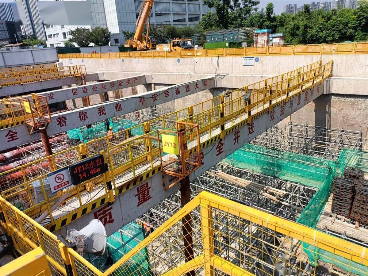 中交二航局建功南京 “豆腐块”里建成无柱地铁站