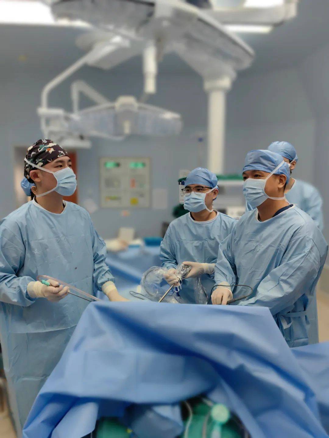 杨弘带领胸外科团队先行全腔镜食管癌根治术林俊忠带领结直肠科团队