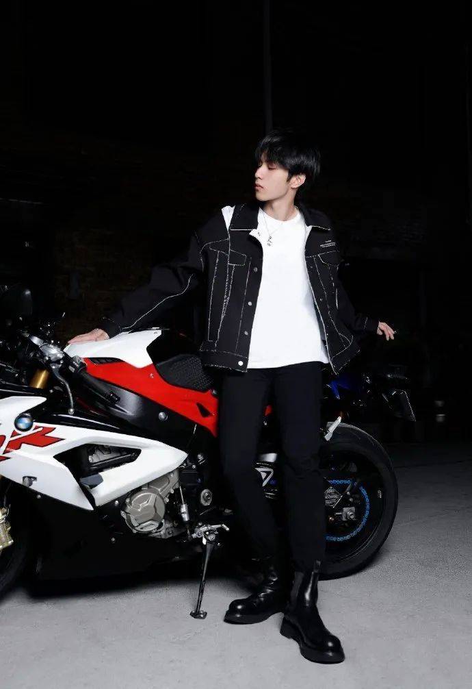 时代少年团刘耀文穿着切尔西靴,中筒的高度,简洁低调的同时穿着便利