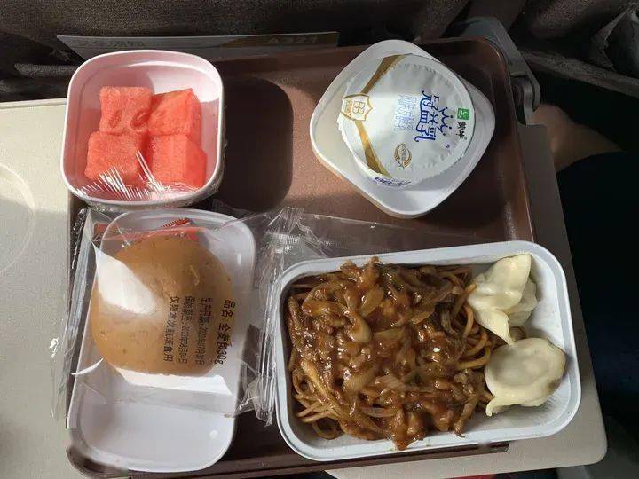 南航发4个馒头1片白菜上热搜,网友:都赶不上工地盒饭……_航空_餐食