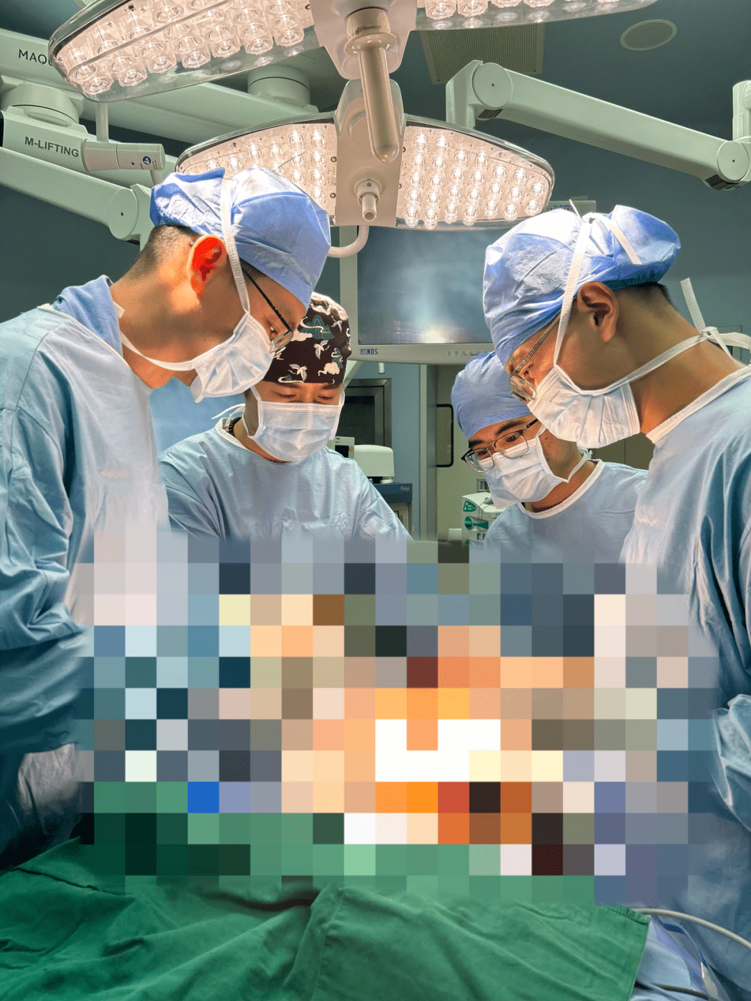 林俊忠带领结直肠科团队,与胸外科团队无间配合完成腔镜下结肠癌根治