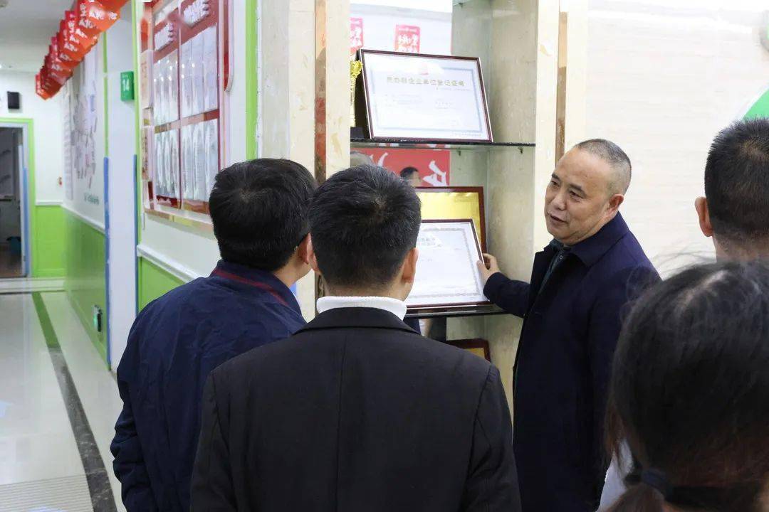 在共青团遵义市委主题教育办汪艺和共青团仁怀市委书记张敢陪同下