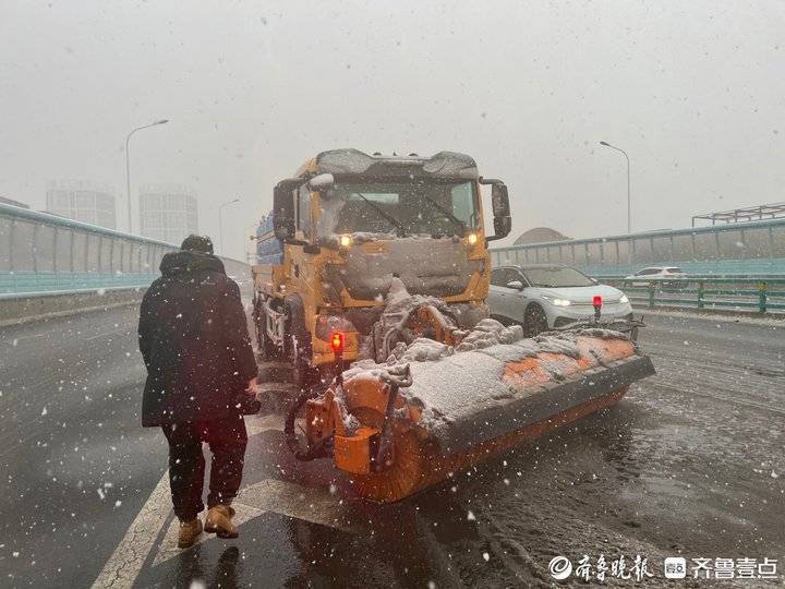 記者蹲點(diǎn)｜“雪不凈 地不清 人不走” ，暴雪中的那抹“橙”