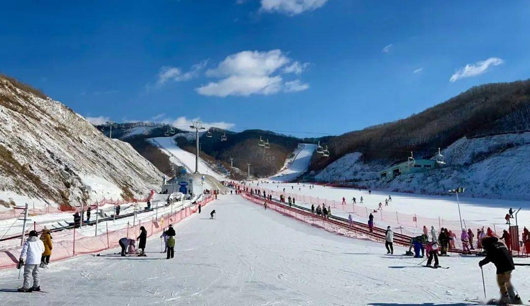 延边:冰雪运动热潮高涨 游客尽享滑雪之乐_教育_爱好者_延吉