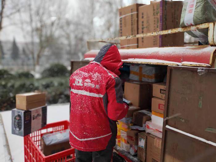 京东小哥送货样子是这样的……_包裹_物流_保障