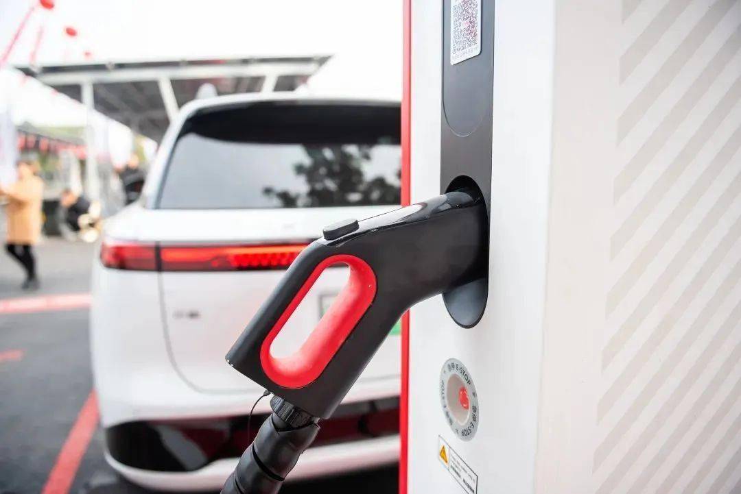 其中,液冷超充车位2个,单枪最大功率达600kw(10分钟充100度电,可以跑