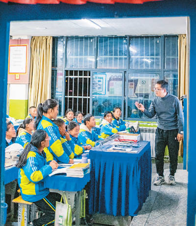 新华社记者 孙 非摄西藏当雄县中学学生斯曲卓玛在上藏文课.