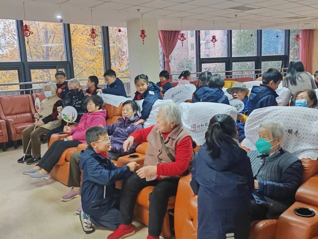 绿苑小学这群孩子们带着芳香作品来到了养老院......_实践_老人_小朋友