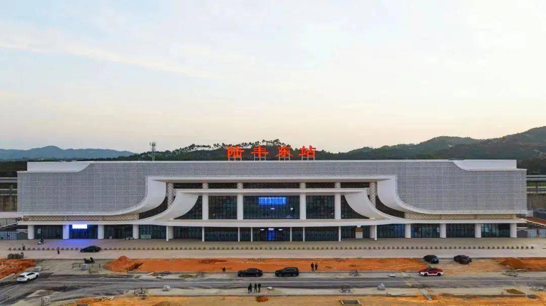 陆丰东站位于汕尾市陆丰市南塘镇白山村.