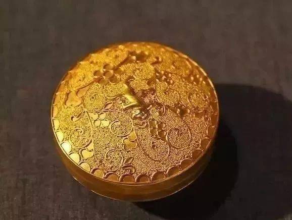 炸珠花絲鑲嵌錯金銀現在傳世的大多數做工精湛的金器,都出自皇家貴族