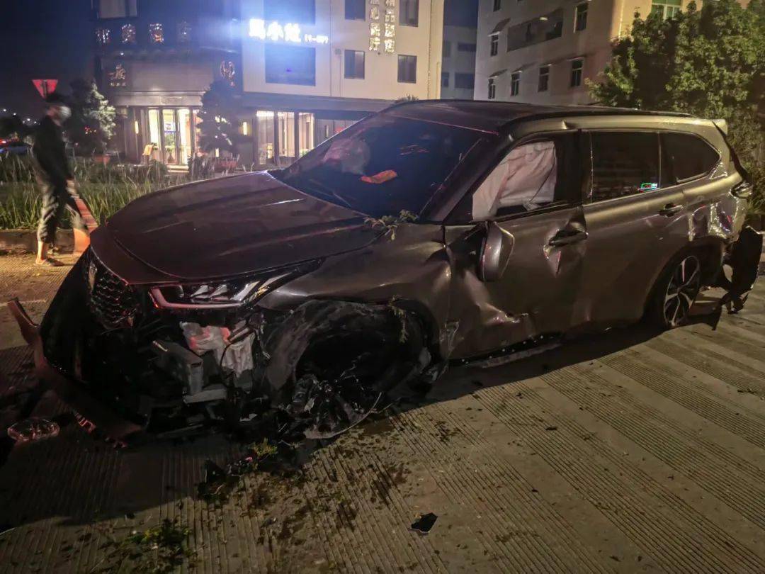 和平和惠路口车祸,两人送医院抢救无效死亡._事故_汕头_车辆