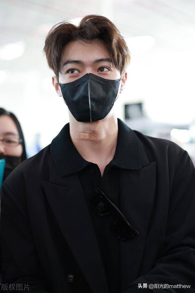 街拍:许凯黑色大衣 黑色衬衫帅气有型_机场_北京